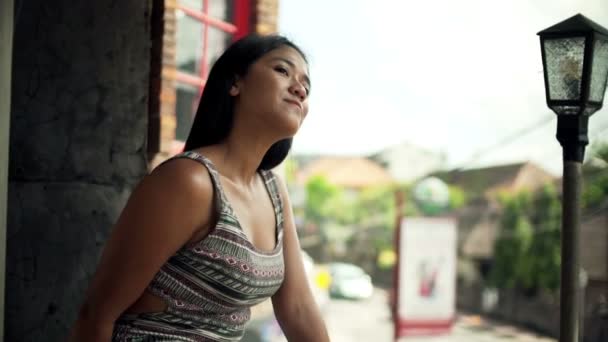 Asiatico donna guardando intorno in il città — Video Stock