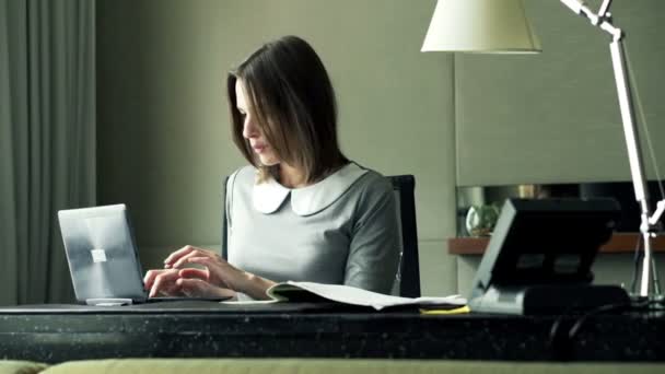 Bizneswoman, kończąc jej pracy na laptopie i picia kawy — Wideo stockowe