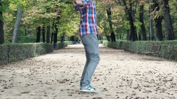 Счастливый человек разворачивается в парке — стоковое видео