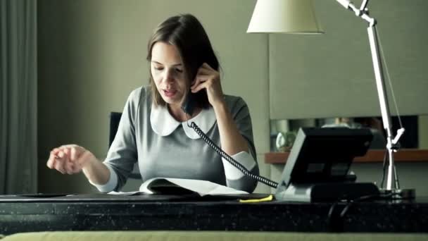 Businesswoman with documents and tablet talking on cellphone — Stock Video