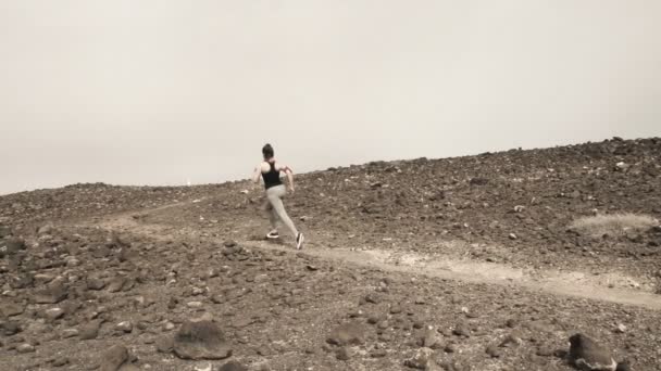 Vrouw joggen op woestijn — Stockvideo