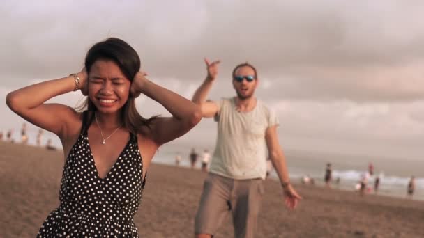 Diversa pareja peleando, discutiendo en la playa — Vídeo de stock