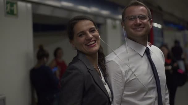 Feliz Casal Negócios Ouvindo Música Estação Metro Câmera Lenta — Vídeo de Stock