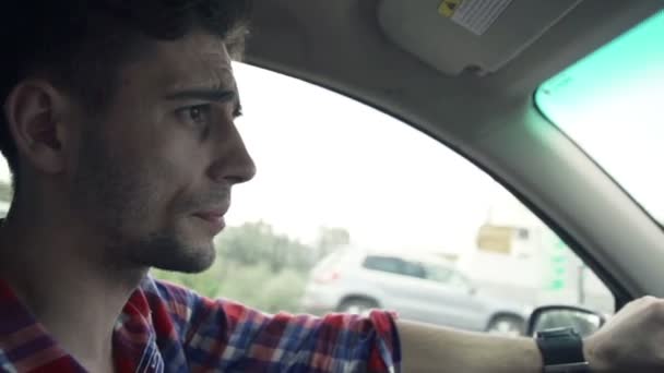 Jovem Bonito Homem Dirigindo Carro Através Campo — Vídeo de Stock