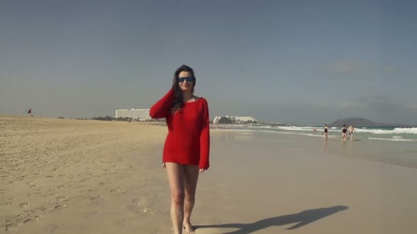 Mulher flertando para a câmera enquanto caminhava na praia — Vídeo de Stock