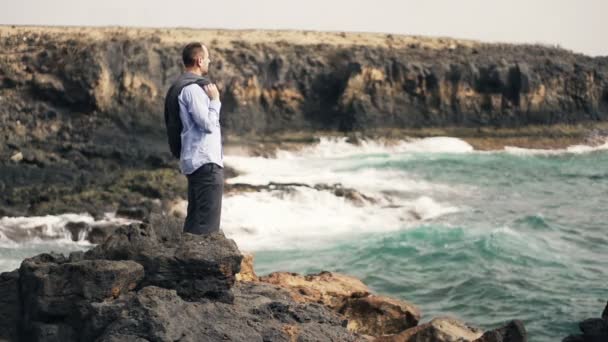 Jovem empresário olhando para o mar — Vídeo de Stock