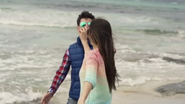 Ung Lyckligt Par Dansar Stranden Vid Havet — Stockvideo