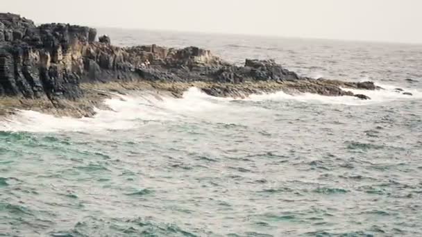 Волны и скалы — стоковое видео