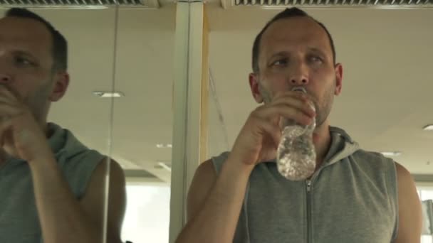 Man drinkwater na training in de sportschool — Stockvideo