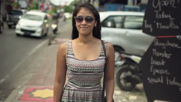 Mujer joven caminando por la ciudad — Vídeos de Stock