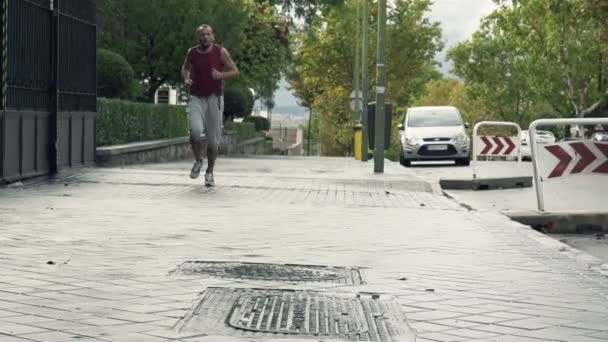 Jonge mensen joggen in stad — Stockvideo