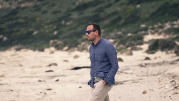 Junger Mann genießt Aussicht am Strand — Stockvideo