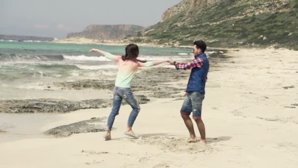 Jovem Feliz Casal Dançando Praia Junto Mar — Vídeo de Stock