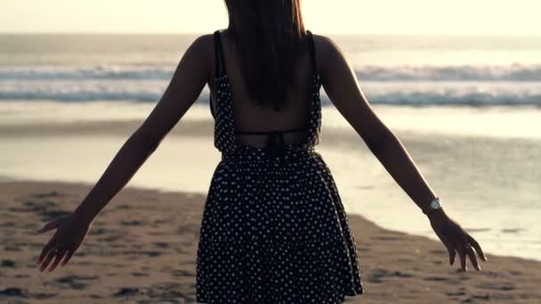 Mujer disfrutando de la vista de pie en la playa — Vídeos de Stock