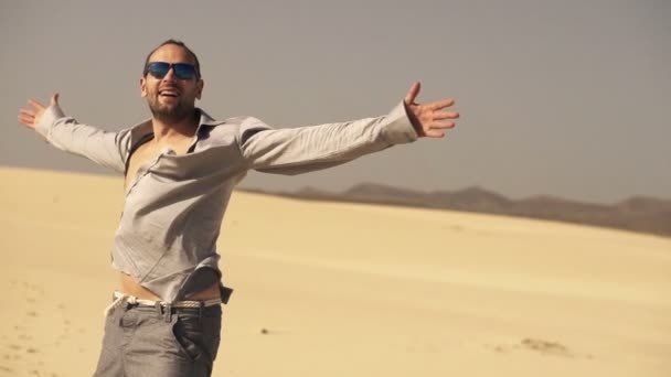 Homem feliz virando-se no deserto — Vídeo de Stock