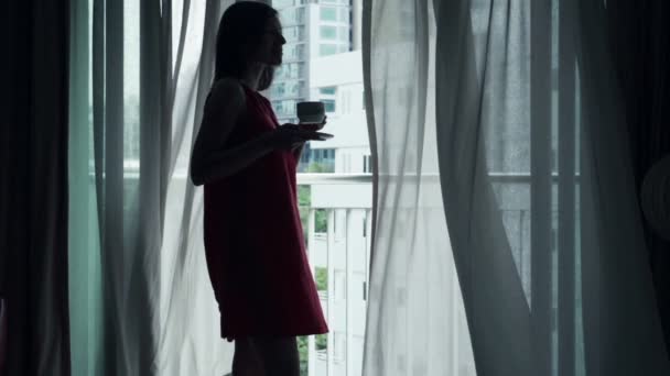 Frau hält Kaffeetasse zu Hause — Stockvideo