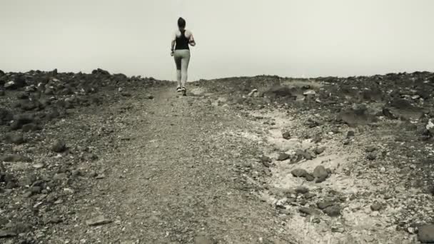 Vrouw joggen op woestijn — Stockvideo