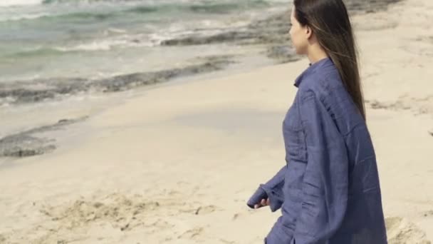 Mujer Joven Caminando Playa Disfrutando Vista — Vídeos de Stock