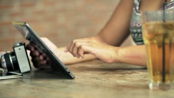 Kadın el kafede tablet bilgisayar kullanarak — Stok video