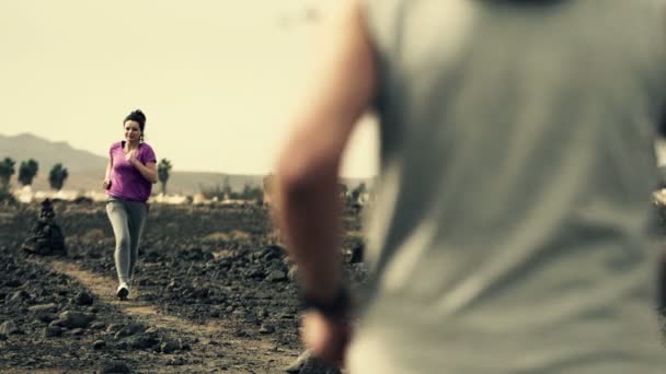 Молодые люди бегают по пустыне — стоковое видео