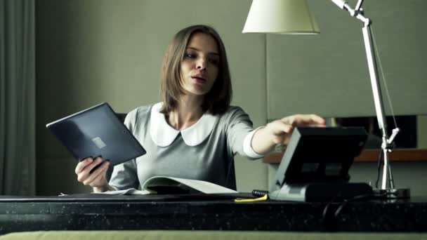 Donna d'affari con tablet che parla al telefono — Video Stock