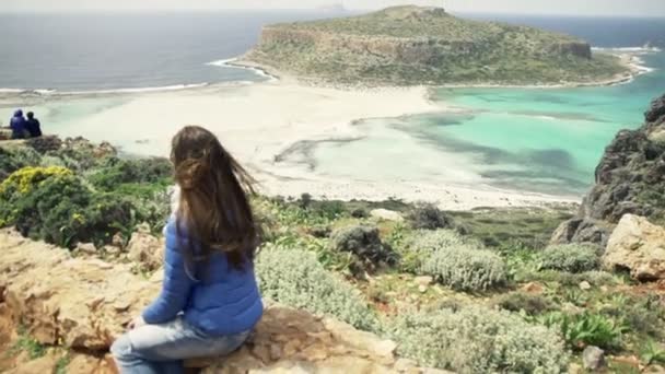 Giovane Donna Seduta Sulla Collina Ammirare Vista Creta — Video Stock