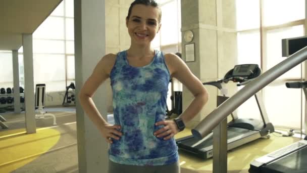 Felice donna sorridente in palestra — Video Stock