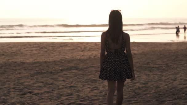 Vrouw lopen op het strand tijdens avond — Stockvideo