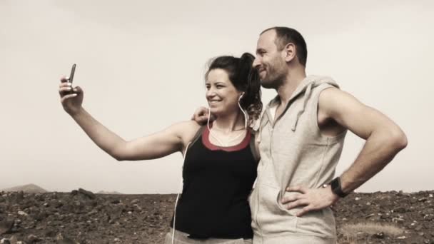 Ζευγάρι joggers λαμβάνοντας αυτοπορτρέτα φωτογραφία με το κινητό τηλέφωνο — Αρχείο Βίντεο