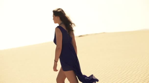 Лена, молодая женщина, идущая по пустыне — стоковое видео