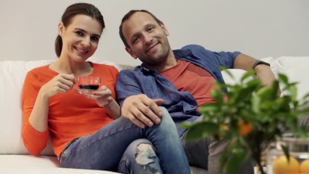 一对年轻夫妇坐在家里的沙发上 — 图库视频影像