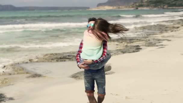 Jeune Couple Baisers Câlins Sur Plage — Video