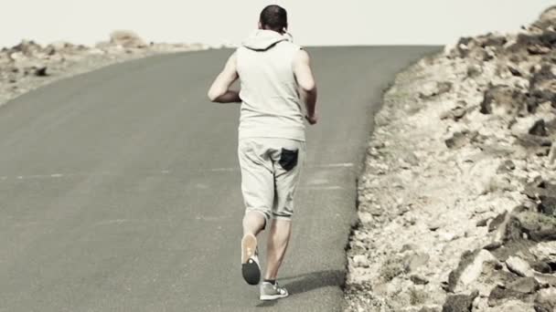 Homme jogging jusqu'à travers la route — Video