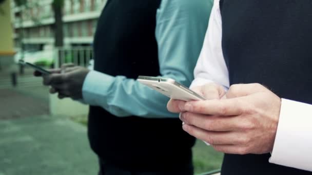 Empresários mãos usando smartphone — Vídeo de Stock