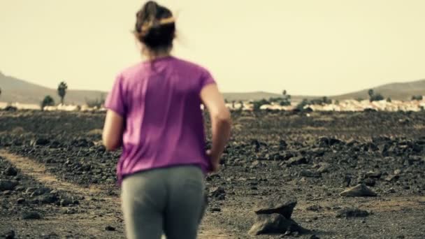 Женщина бегает по пустыне — стоковое видео