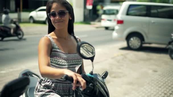 Feliz, jovem mulher em moto na cidade — Vídeo de Stock