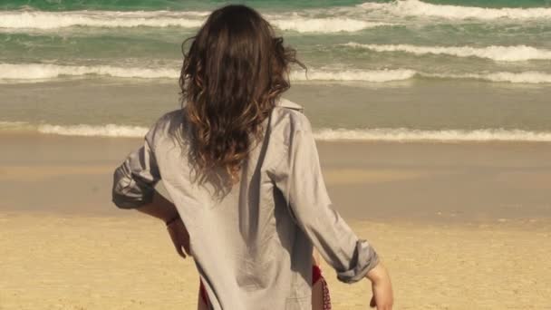 Γυναίκα απολαμβάνοντας ηλιόλουστη μέρα στην παραλία — Αρχείο Βίντεο