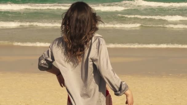 Mujer disfrutando de día soleado en la playa — Vídeo de stock