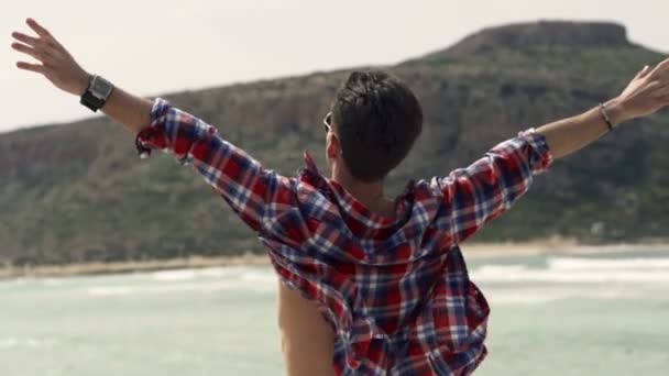 Man Genieten Van Zonnige Dag Zijn Armen Strand — Stockvideo