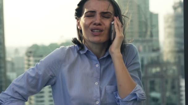 Traurige Frau telefoniert auf Terrasse — Stockvideo