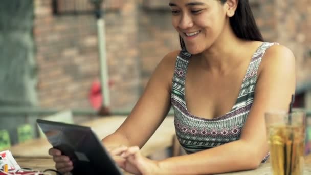 Студентка заканчивает работу над ноутбуком и берет перерыв на кофе — стоковое видео