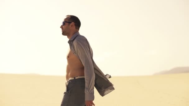 Загублений, молодий чоловік ходить пустелею — стокове відео