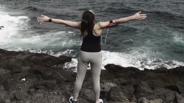 Mulher desfrutando de vista com os braços abertos — Vídeo de Stock