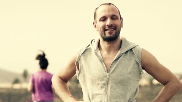 幸福的男人和女人在沙漠上慢跑 — 图库视频影像