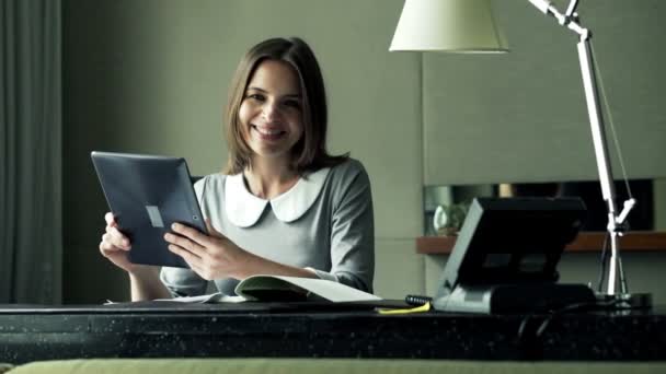 Exitosa mujer de negocios con Tablet PC en la oficina — Vídeos de Stock