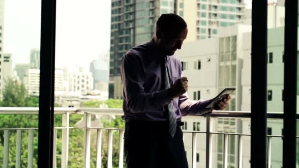 Homme d'affaires prospère avec tablette informatique sur la terrasse — Video