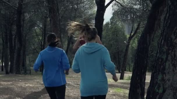 Молодые люди бегают в парке — стоковое видео