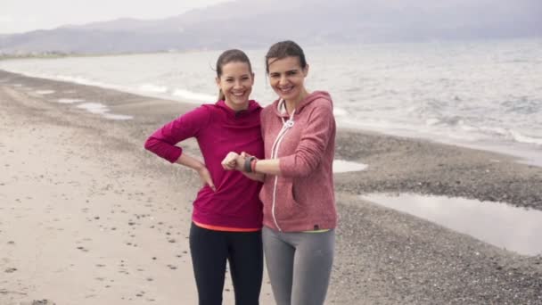 Sporty Amiche Con Smartwatch Sulla Spiaggia Super Slow Motion 240Fps — Video Stock