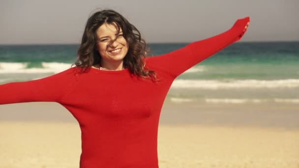 Donna felice voltandosi sulla spiaggia — Video Stock