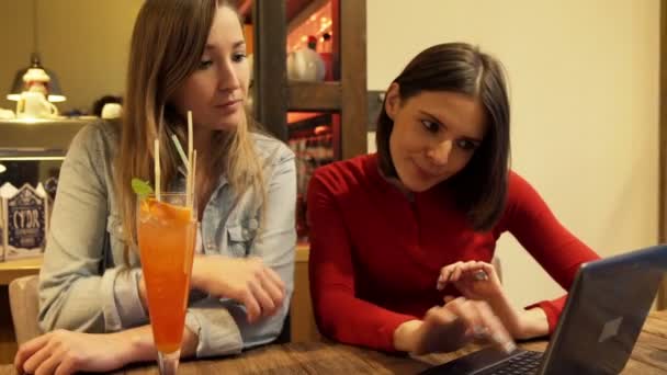 Two Female Girlfriends Talking Laptop Cafe — Stock Video
